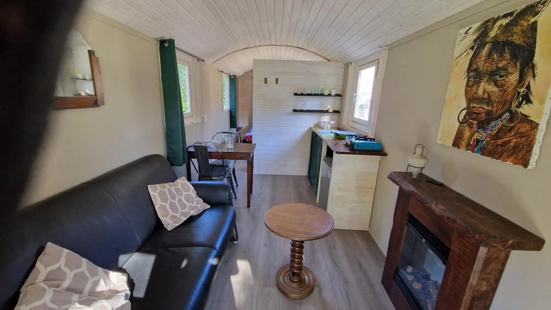 De Pipowagens Van Het Chateau Viviez Luxury tent